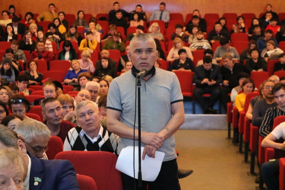 Аким города провел итоговую отчетную встречу с населением