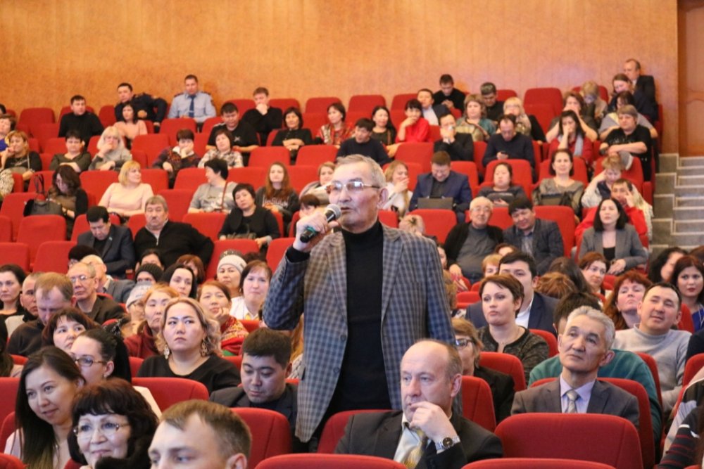 Аким города провел итоговую отчетную встречу с населением