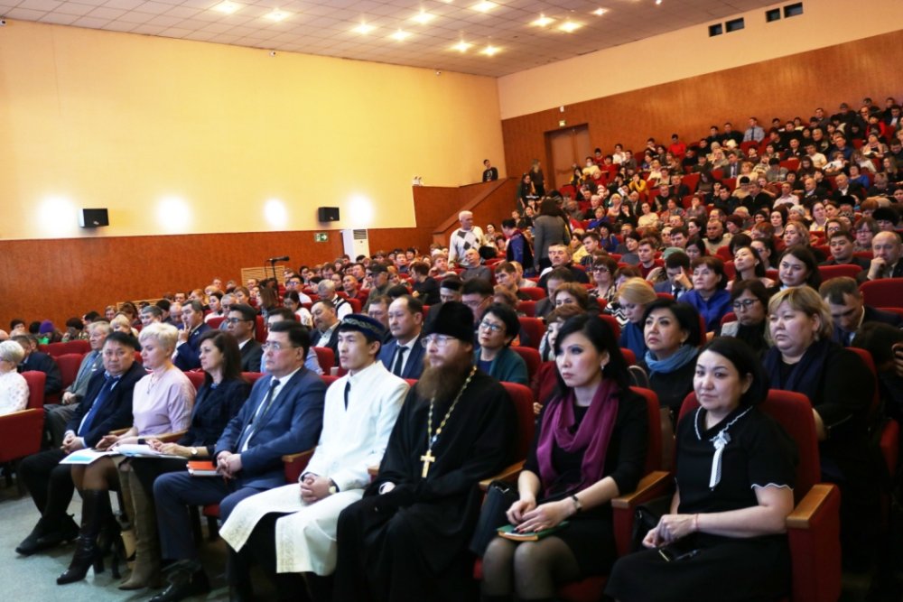 Аким города провел итоговую отчетную встречу с населением