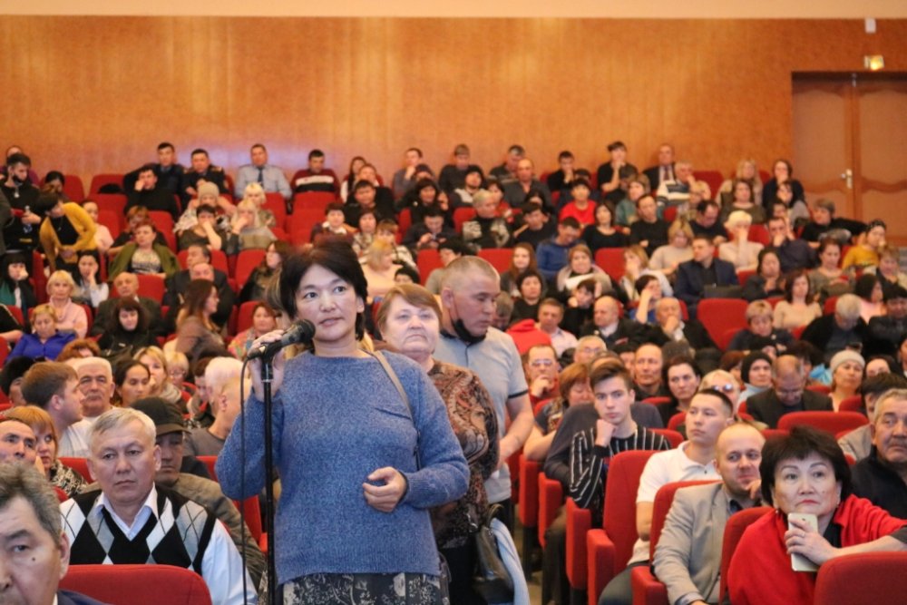 Аким города провел итоговую отчетную встречу с населением
