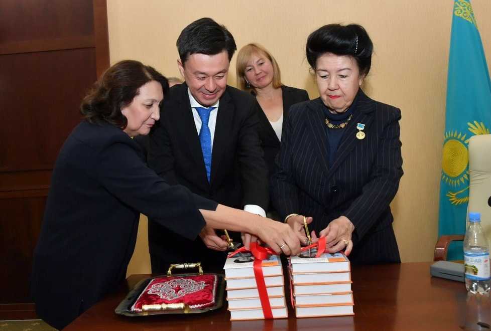 Презентация книги «Өнегелі өмір»