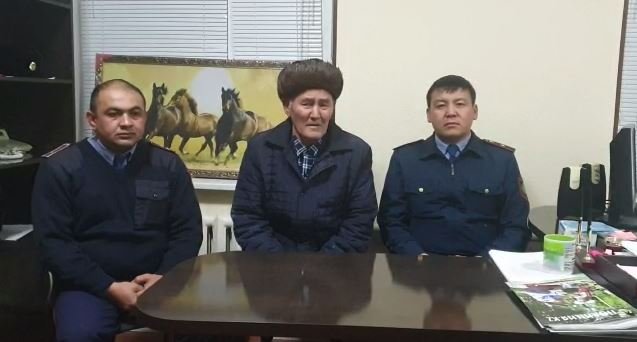 Пенсионер поблагодарил полицейских Туркестанской области, нашедших ему пропавший табун лошадей
