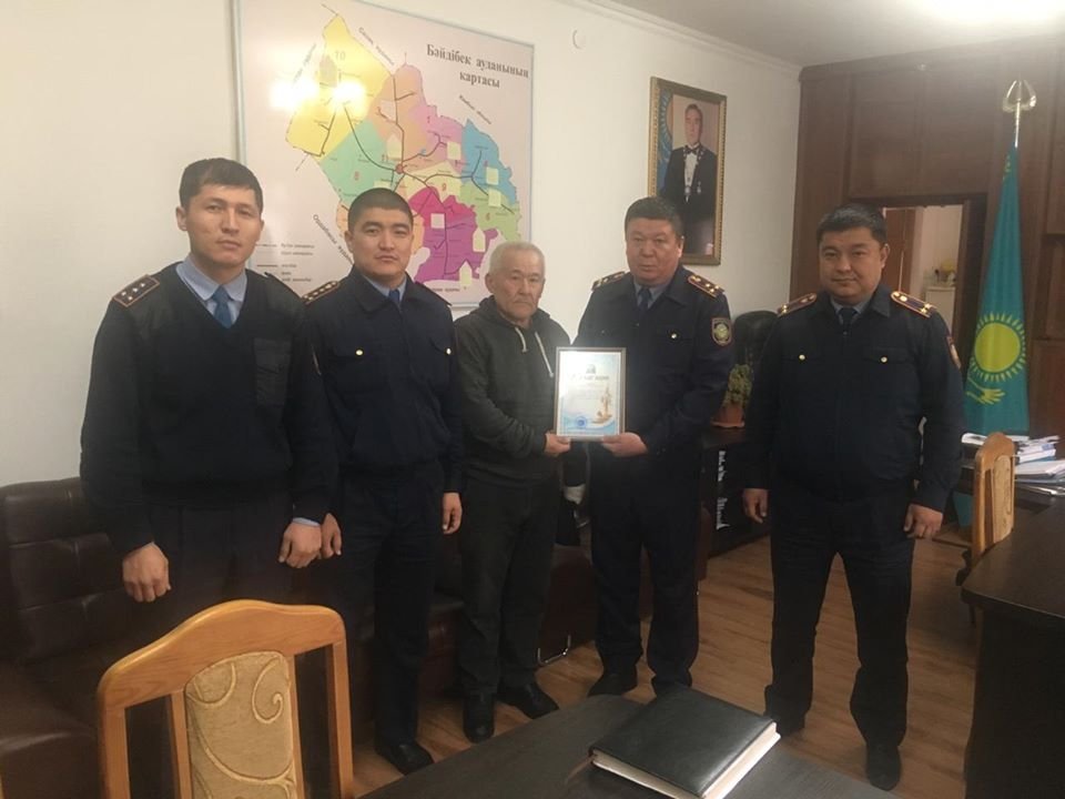 Полицейские Туркестанской области наградили местного жителя за помощь в задержании подозреваемых в краже