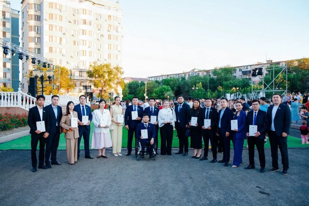 Первые экземпляры Новой Конституции вручили активным молодым людям Атырау