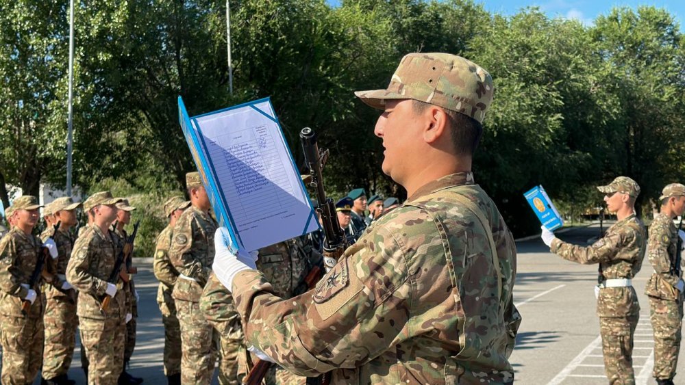 Более 50 студентов Актюбинского регионального университета дали клятву на верность Родине