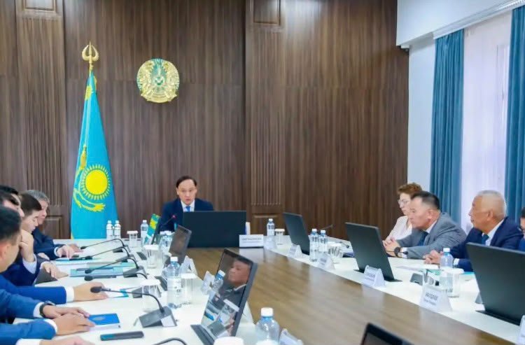 Под председательством акима Жамбылской области Ербола Карашукеева состоялось аппаратное совещание, посвящённое ходу уборочной кампании и подготовке кормов к предстоящей зимовке скота.