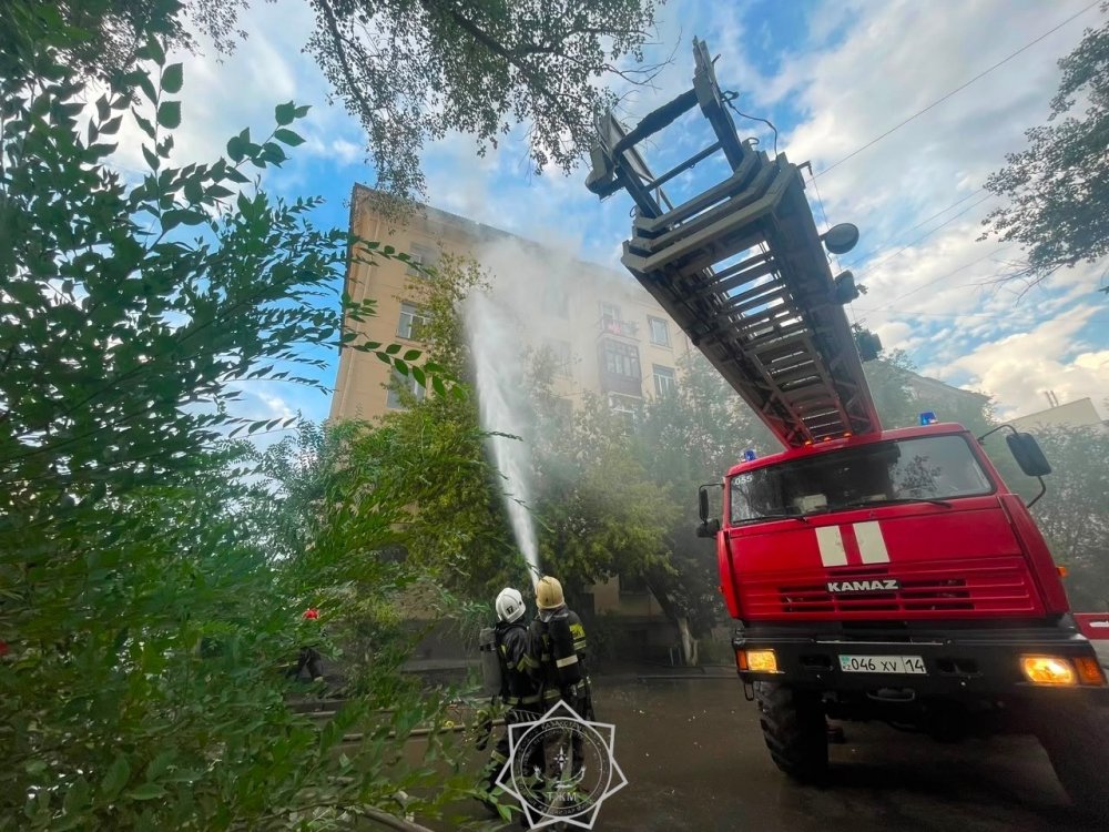 В Павлодаре пожарные спасли мужчину с балкона горящей квартиры