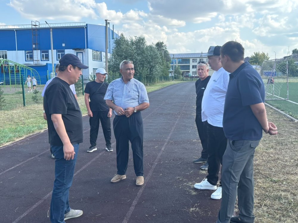 Аким района Анбаев Р.А. провел рабочую встречу с представителями проектной организации по вопросам реализации проектов капитального ремонта и благоустройства ряда объектов района.