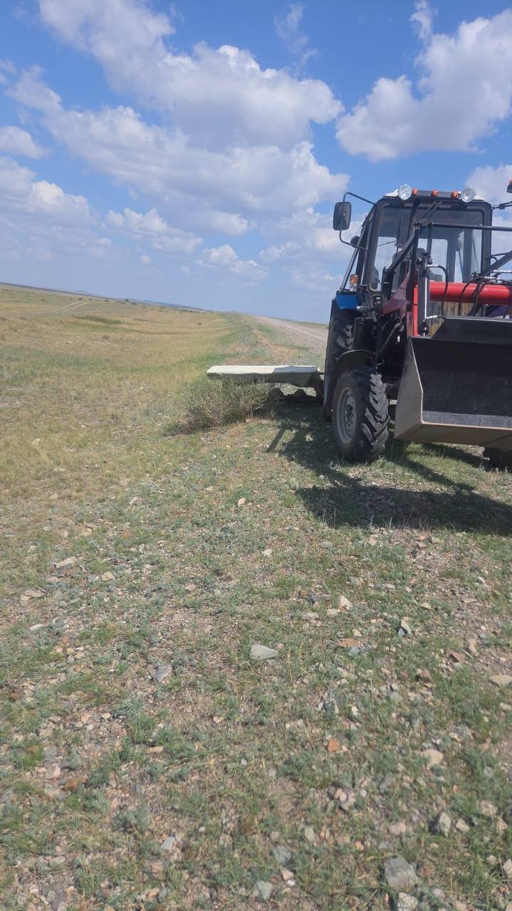 На подъездной дороге к селу Абыралы проведены работы по скашиванию разросшейся травы с использованием специальной техники