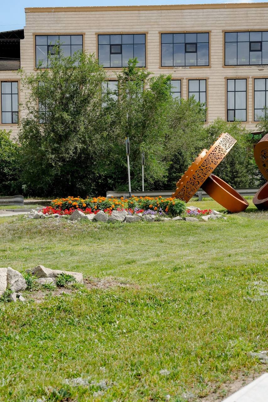 Работы по благоустройству и озеленению города продолжаются