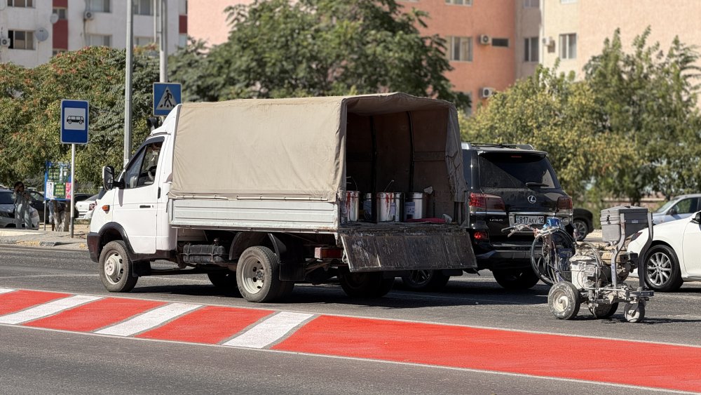 В Актау поэтапно обновляют дорожную разметку