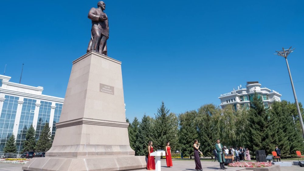 У памятника Абаю в Восточном Казахстане прозвучали его бессмертные строки