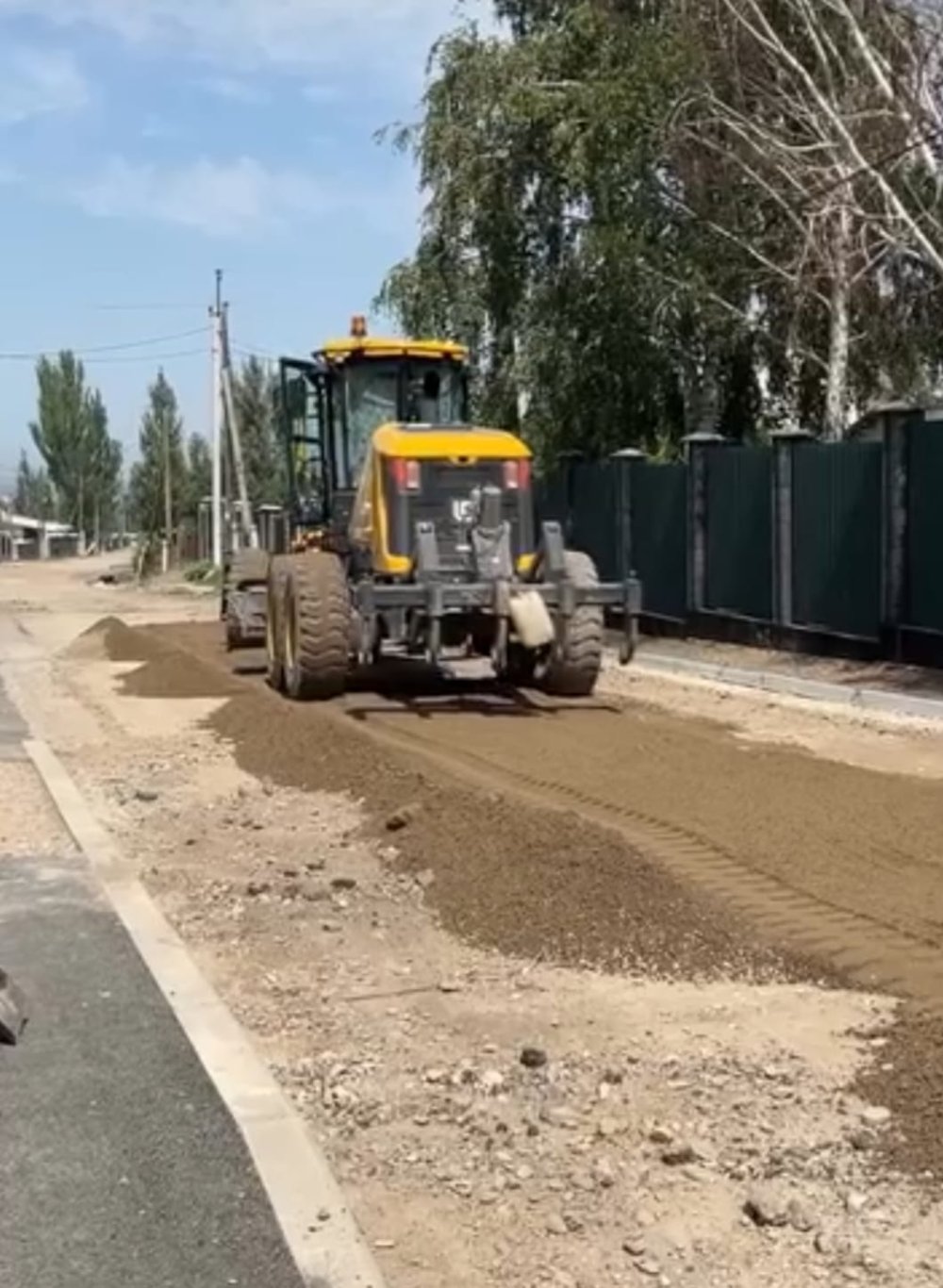 Ведется подготовительная работа по асфальтированию улицы Алтынемель в селе Рахат Рахатского сельского округа.