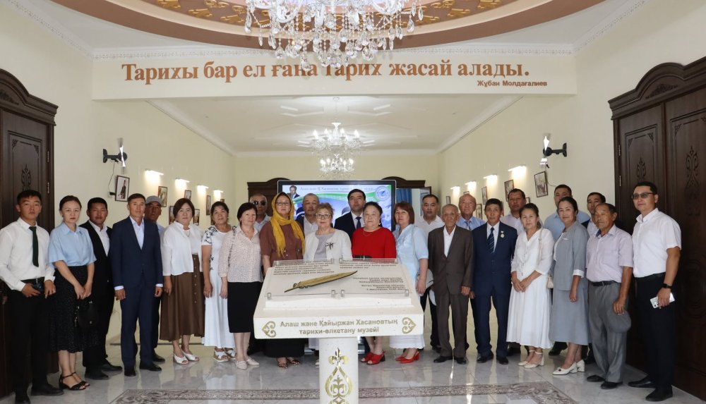 Сегодня в зале культурно-спортивного комплекса села Шөптікөл Каратобинского района в рамках проекта «Новая Конституция: правовая культура и справедливое общество» по инициативе КГУ «Қоғамдық келісім» Управления общественного развития Западно-Казахстанской области, при поддержке акиматов Каратобинского и Сырымского районов и организации общественного объединения «Тұғырым» состоялось познавательное мероприятие на тему «Укрепление культуры общества и семейных ценностей».