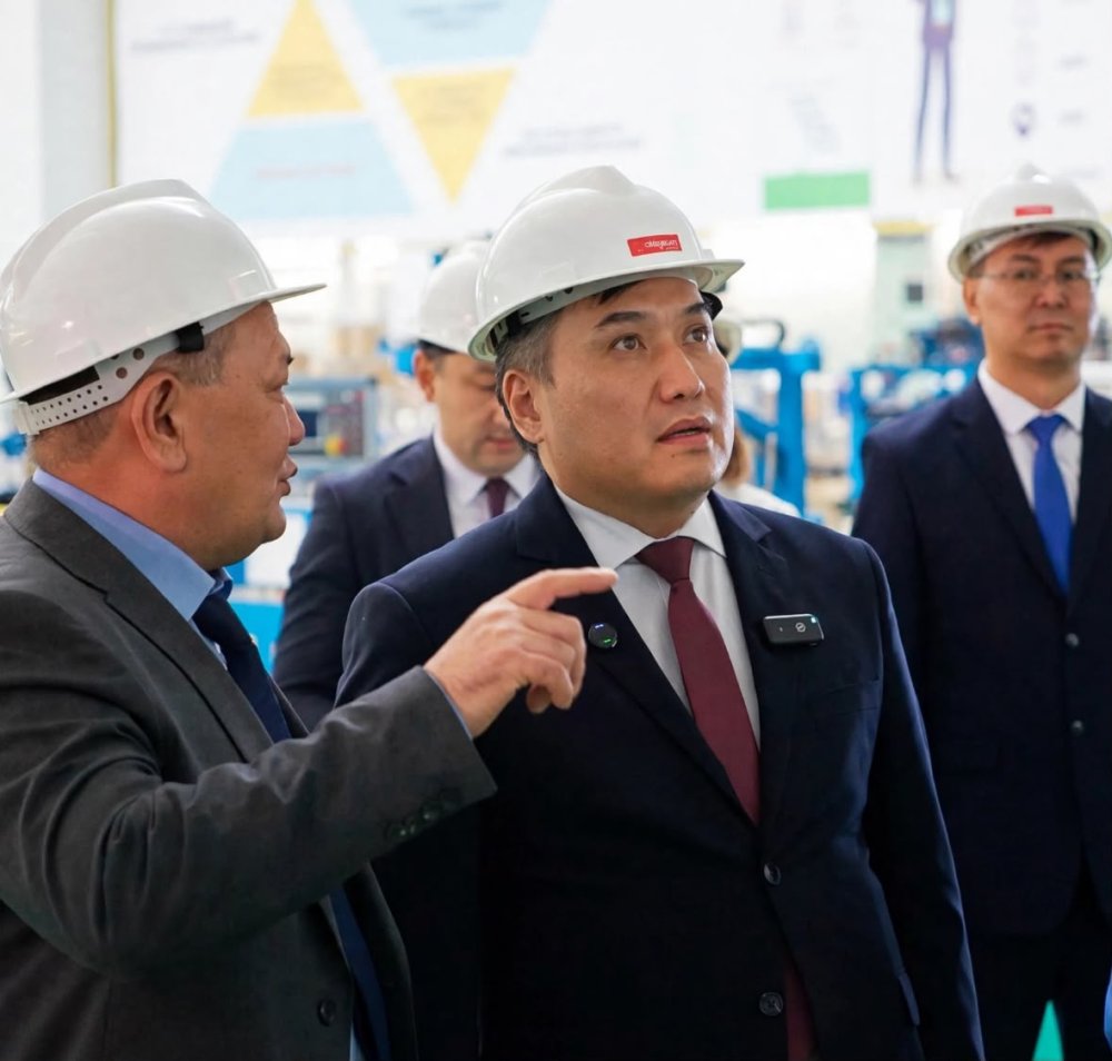 Министр труда и социальной защиты населения ознакомился с условиями труда на предприятии