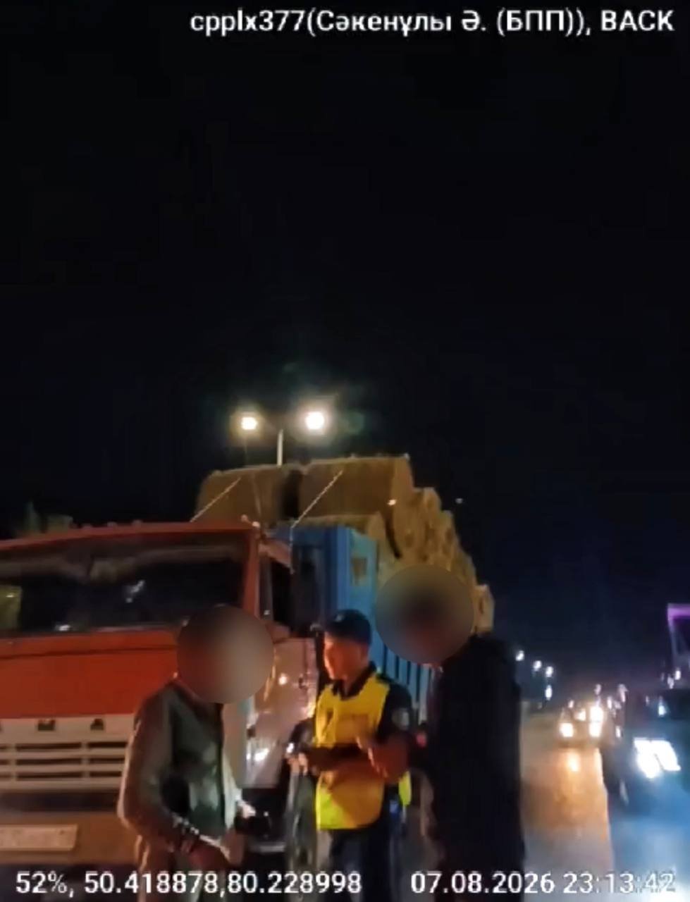 За рулём КАМАЗа, гружённого сеном, — водитель в состоянии наркотического опьянения