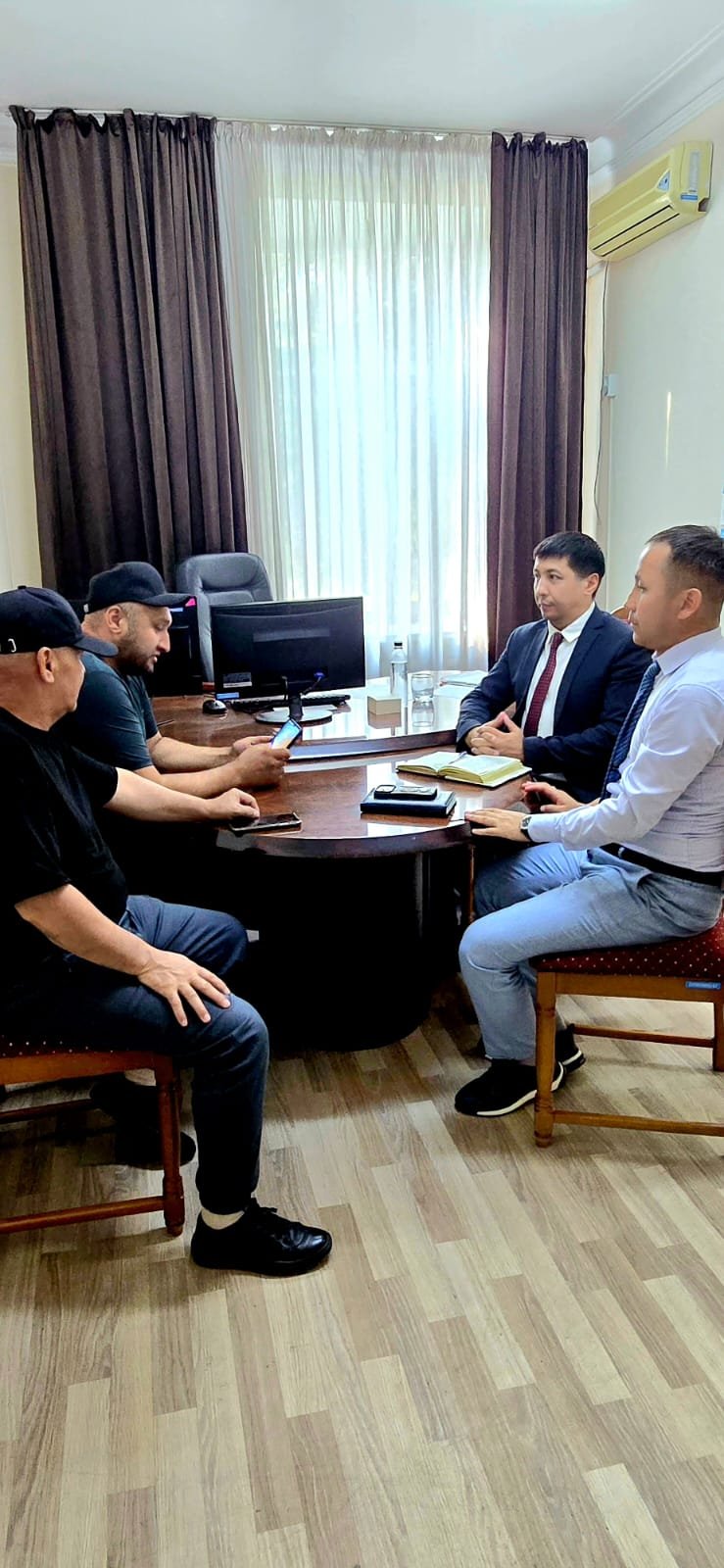 РУКОВОДИТЕЛЬ АППАРАТА МАСЛИХАТА ГОРОДА СЕМЕЙ АЗАТ КУСАИНОВ ПРОВЕЛ ЛИЧНЫЙ ПРИЕМ ГРАЖДАН