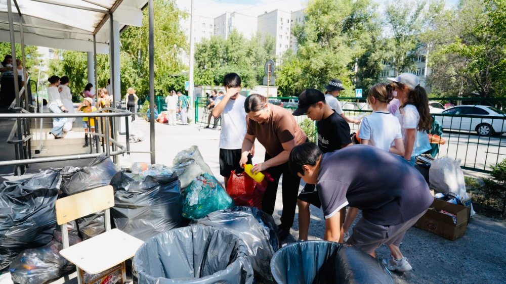Экологическая культура начинается с детства: в Семее школьники провели акцию по сбору вторсырья