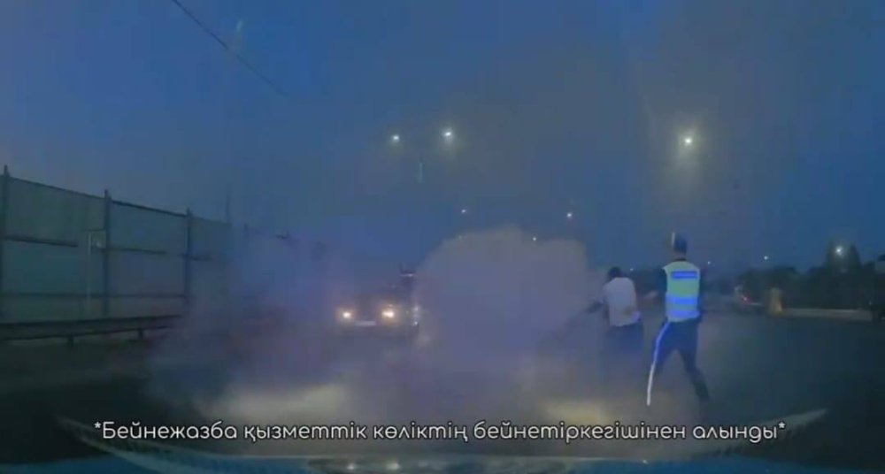 Полицейские и водители своевременно потушили загоревшийся автомобиль в Туркестанской области
