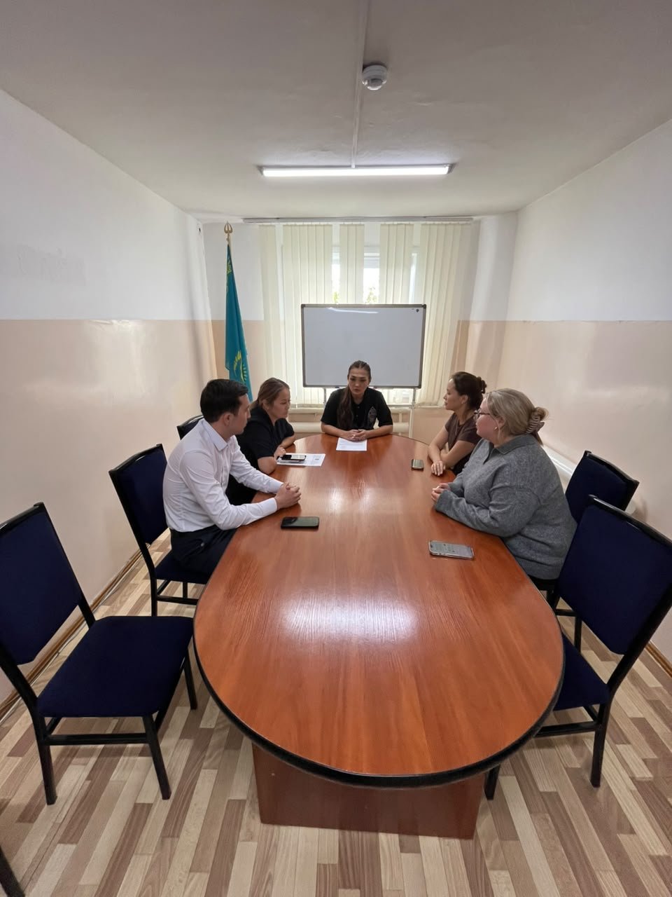Проведено совещание на тему соблюдения общепринятых морально-этических норм и недопущения нарушений служебной этики, а также соблюдения государственными служащими антикоррупционных ограничений.
