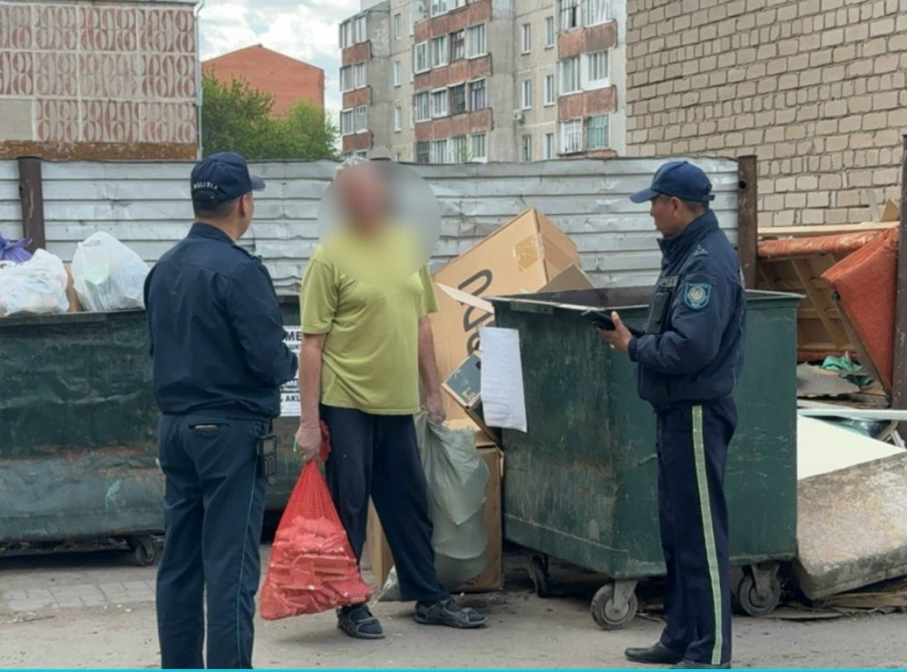 Старый диван у контейнера может обернуться штрафом: полицейские напомнили правила жителям СКО