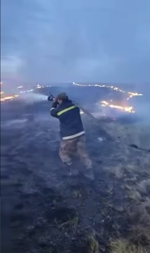 В Карагандинской области продолжается тушение пожара в условиях сложного рельефа
