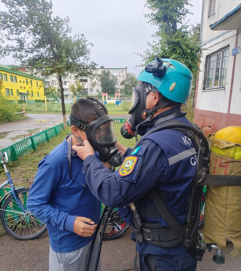 Помощь спасателей понадобилась подростам в Экибастузе из-за резкого химического запаха в квартире