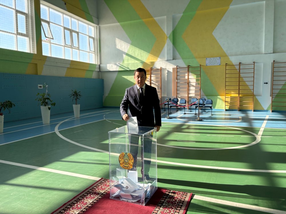 Аким Актау проголосовал на выборах депутатов Курултая