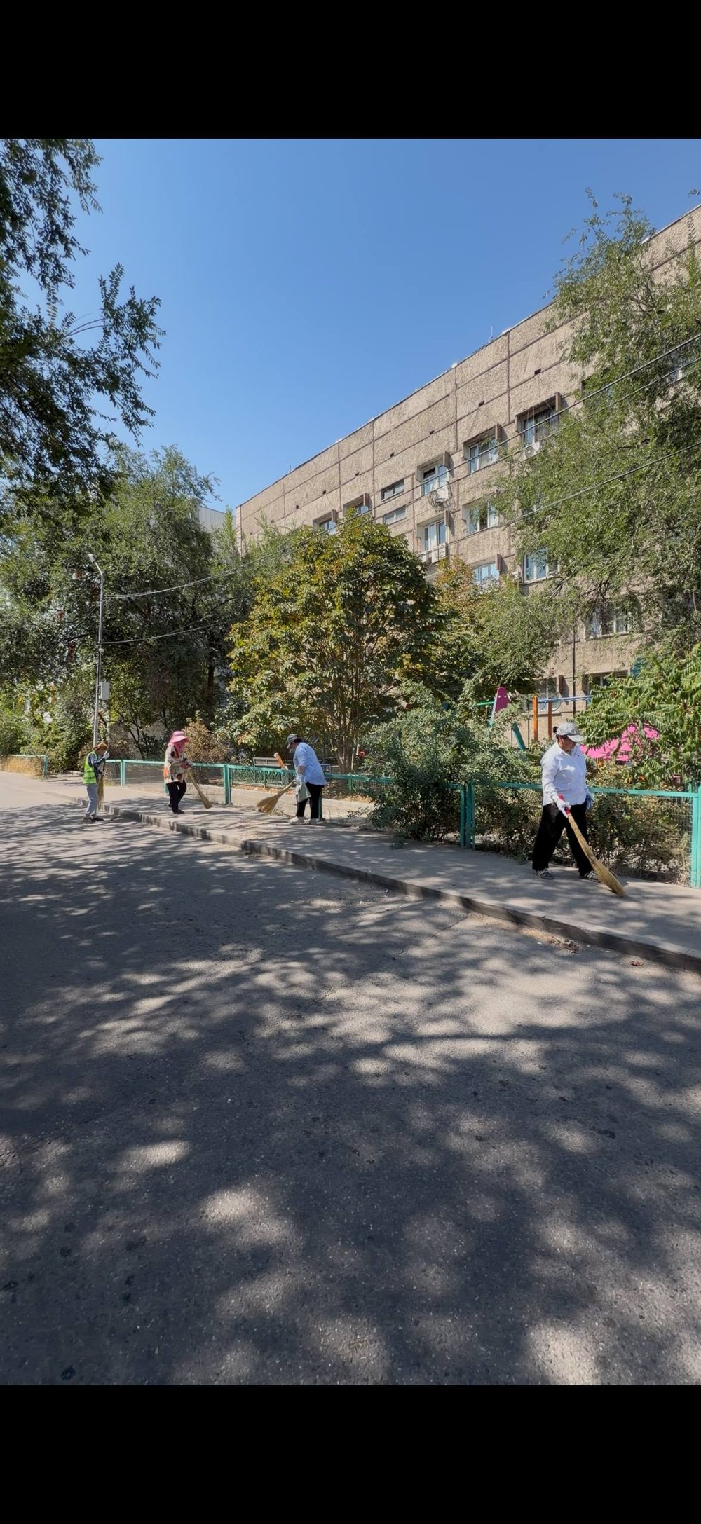 В Ауэзовском районе в рамках инициативы «Таза Қазақстан» прошёл очередной районный субботник на набережной реки Большая Алматинка
