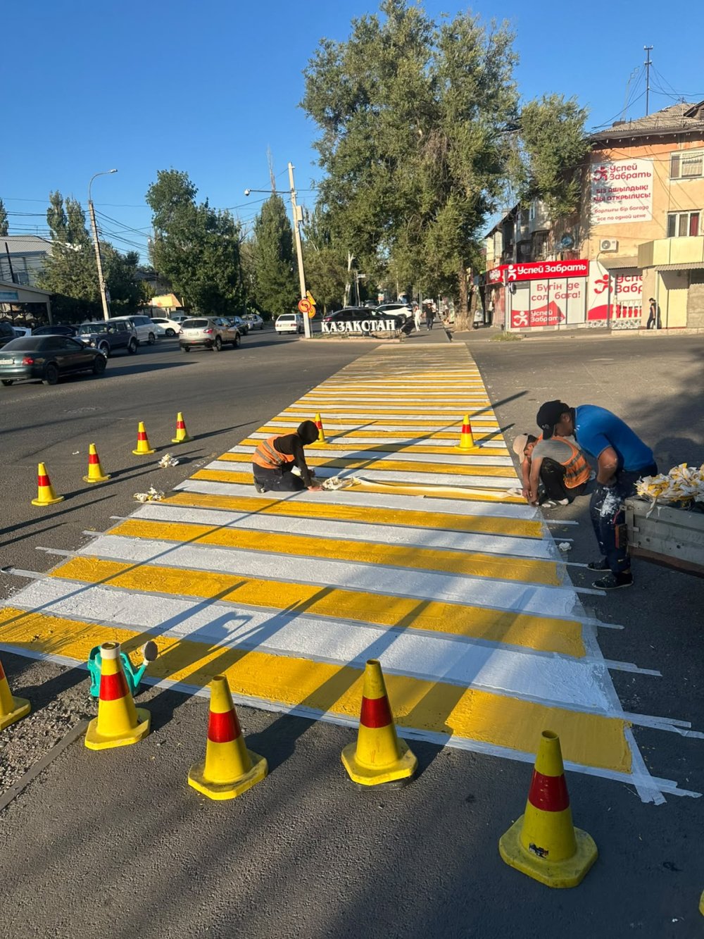 В Таразе продолжается обновление дорожной разметки