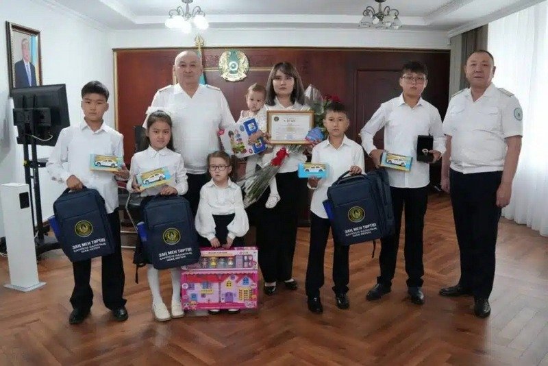13-летнего карагандинца наградили за спасение тонущего ребёнка