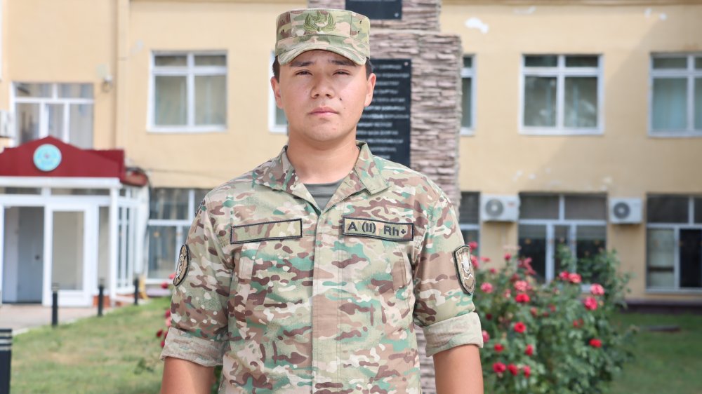 Военнослужащий Национальной гвардии спас двух детей во время пожара в Уральске
