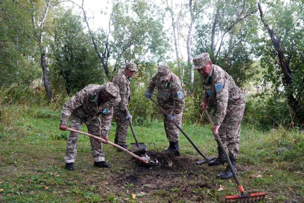 Сотрудники Асу-Булакского лесного хозяйства очистили от мусора берег озера Шыбындыколь