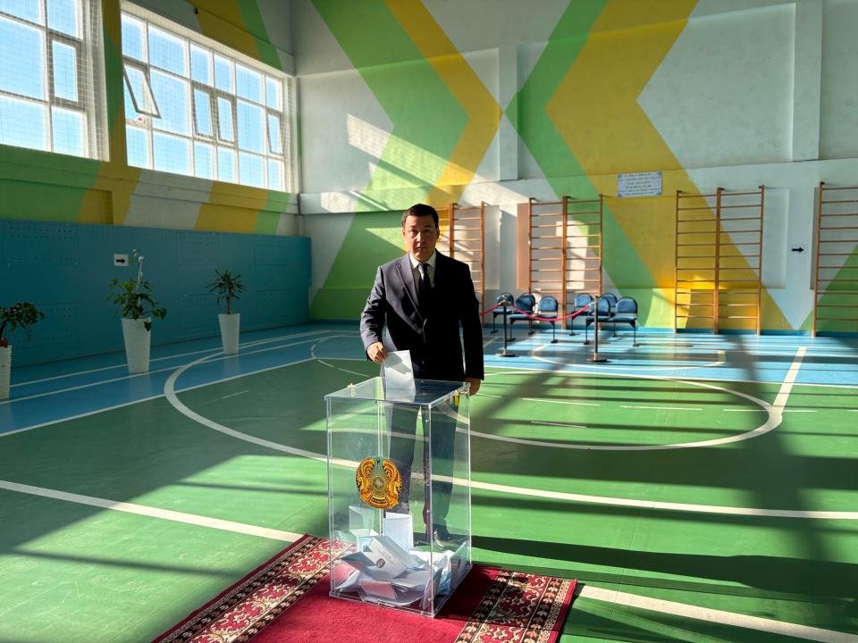 Аким Актау проголосовал на выборах депутатов Курултая