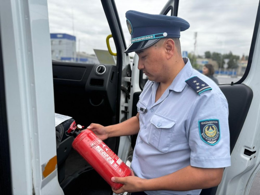 «Дорога ошибок не прощает»: полицейские СКО проверяют школьные автобусы