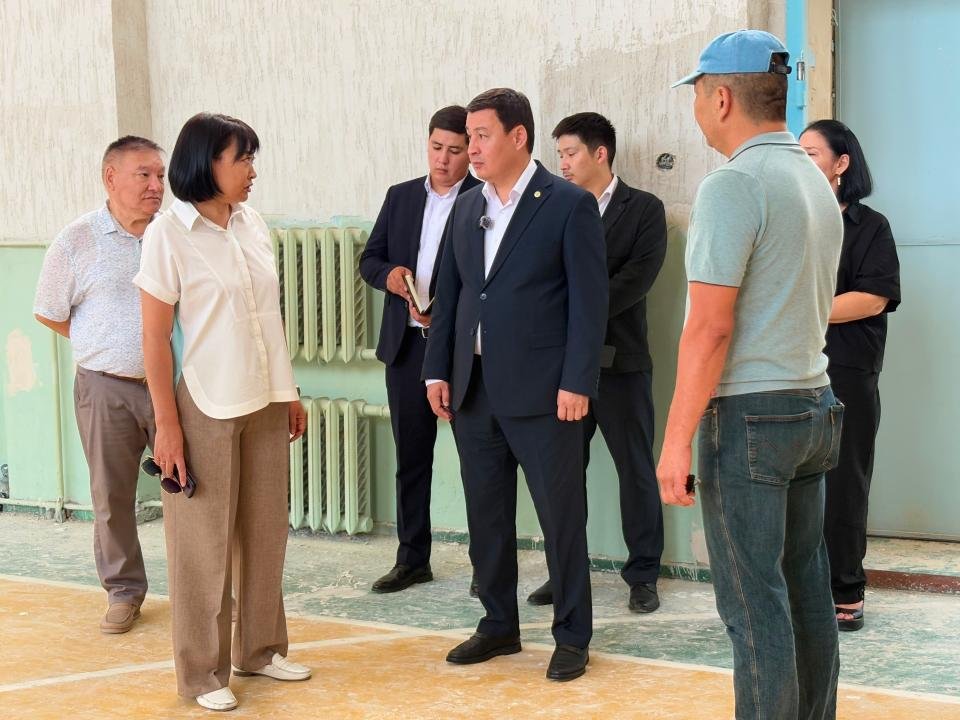 Аким Актау проверил ход ремонтных работ в образовательных учреждениях