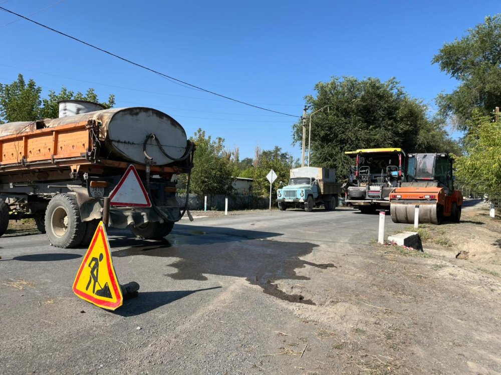 В Актубекском сельском округе начались работы по среднему ремонту дороги.
