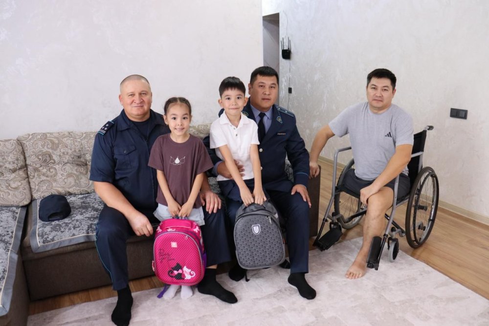 День знаний с особым теплом: полицейские ВКО навестили семью коллеги