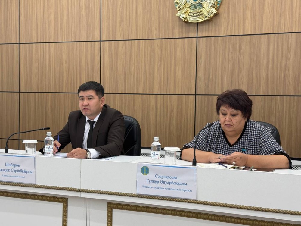 В зале заседаний районного акимата состоялось аппаратное совещание.
