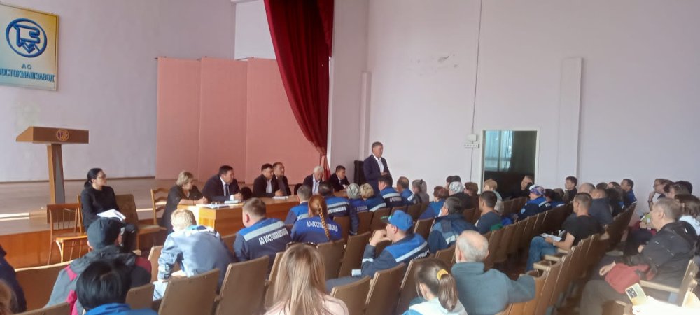 Представители государственных органов встретились с работниками АО «ВКМЗ»