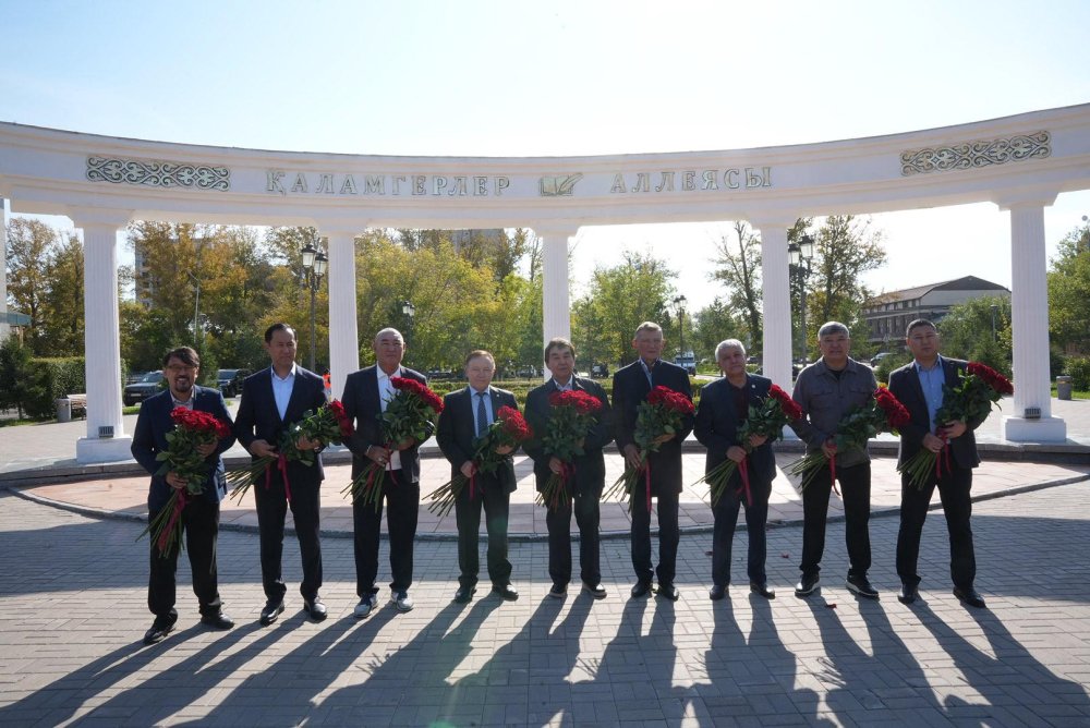 В День языков народа Казахстана и в день рождения Ахмета Байтурсынулы в Астане состоялась церемония возложения цветов к памятнику «Алаш қайраткерлері»