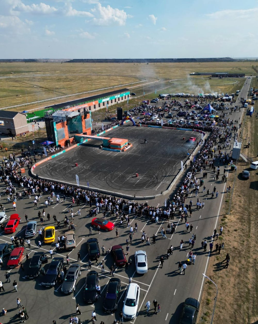 Павлодар объединил автоспорт, музыку и автомобильную культуру на фестивале LowKzMeet