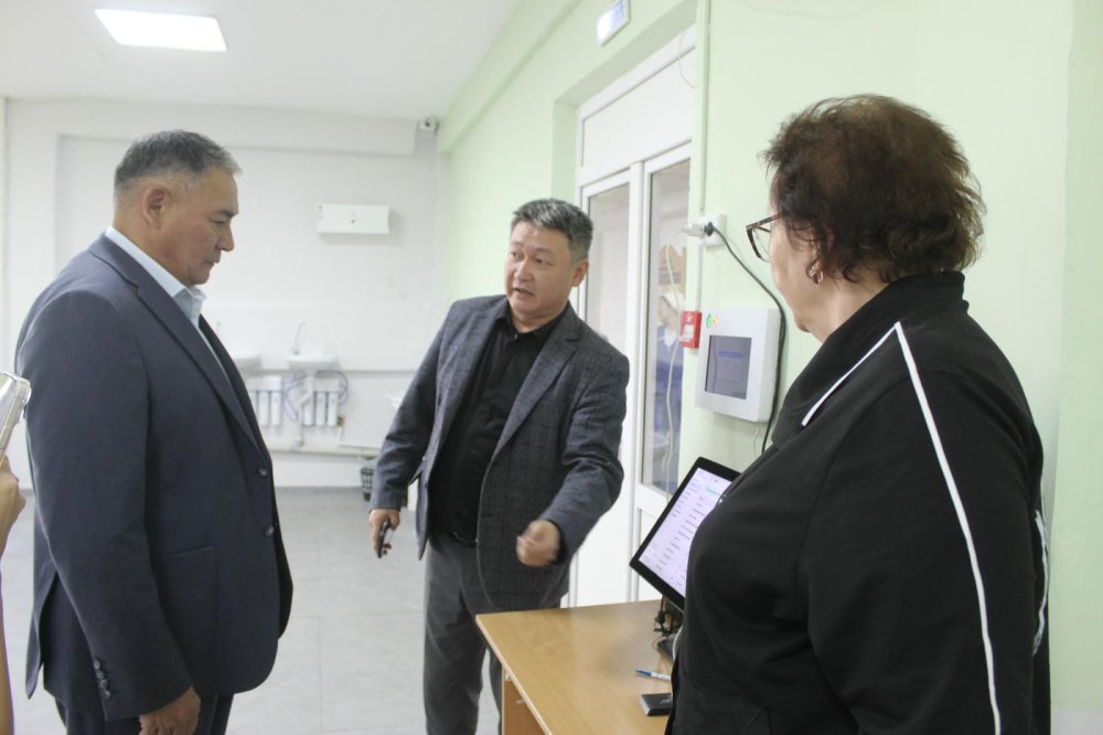 Председатель городского маслихата Нияз Макраев посетил образовательные объекты в своем избирательном округе - СОШ №17 и ясли-сад №7.